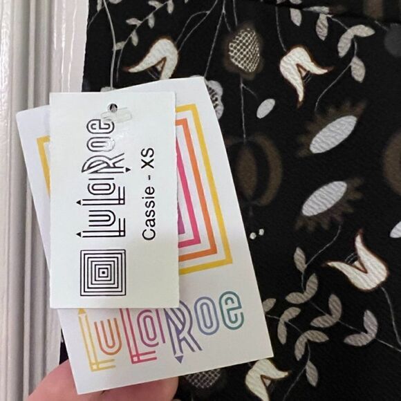 NWT LuLaRoe Cassie Black Tan White Floral Pattern Pencil Skirt Size XS - Picture 3 of 6